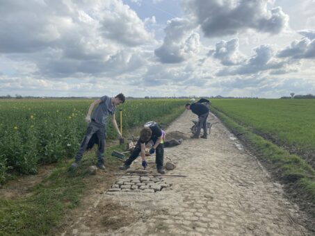 Paris-Roubaix : des lycéens restaurent des secteurs pavés 41